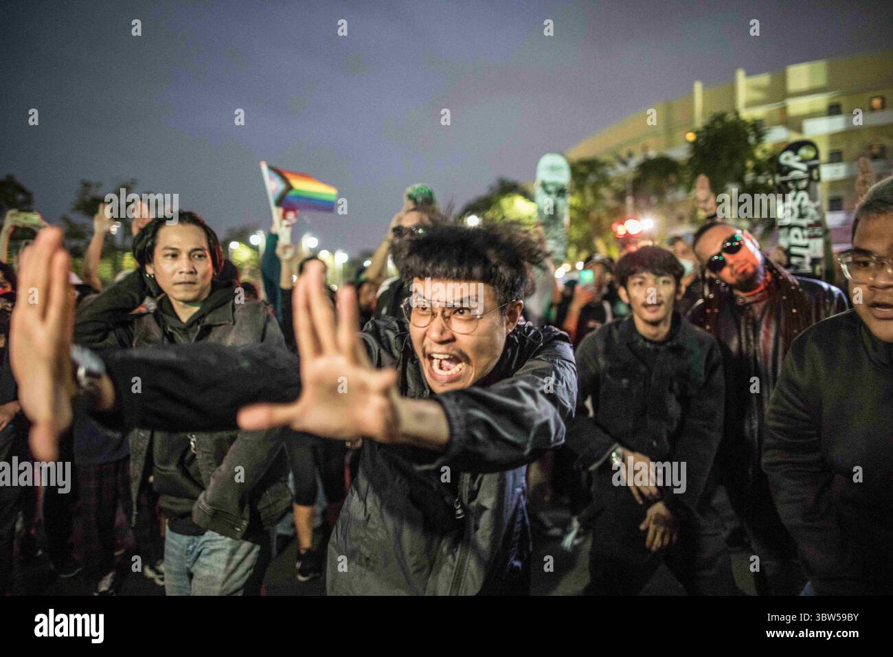 8 novembre 2020, Bangkok, Thaïlande : le groupe de rap thaïlandais ''Rap Against Dictatorship'' (RAD) célèbre pour ses chansons antigouvernementales se produit alors qu'il enregistre son nouveau clip vidéo lors d'une manifestation antigouvernementale dans la capitale thaïlandaise où des manifestants pro-démocratie sont descendus dans les rues pour marcher vers le Grand Palais pour remettre une lettre au roi de Thaïlande Maha Vajiralongkorn (crédit image : © Geem Drake/SOPA images via ZUMA Wire) Banque D'Images