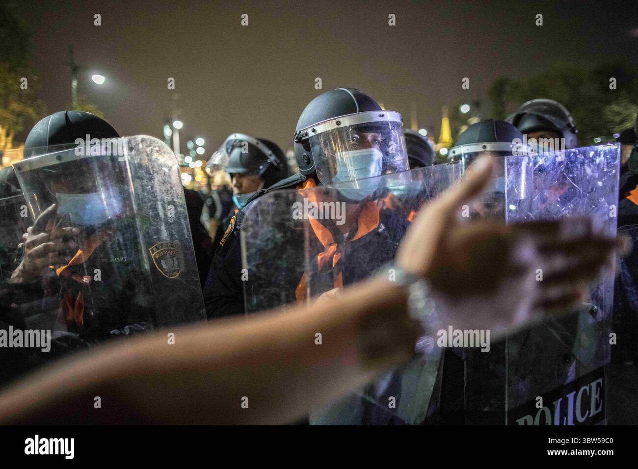 8 novembre 2020, Bangkok, Thaïlande : policier anti-émeute vu derrière leurs boucliers lors d'une manifestation anti-gouvernementale dans la capitale thaïlandaise. Les manifestants pro-démocratie sont descendus dans les rues au Monument de la démocratie pour marcher vers le Grand Palais pour remettre une lettre au roi de Thaïlande Maha Vajiralongkorn (Rama X), les manifestants ont été accueillis par la police thaïlandaise qui a utilisé des bus urbains et des barbelés pour bloquer la route, et des canons à eau pour disperser la foule à Sanam Luang devant le Grand Palais. (Crédit image : © Geem Drake/SOPA images via ZUMA Wire) Banque D'Images