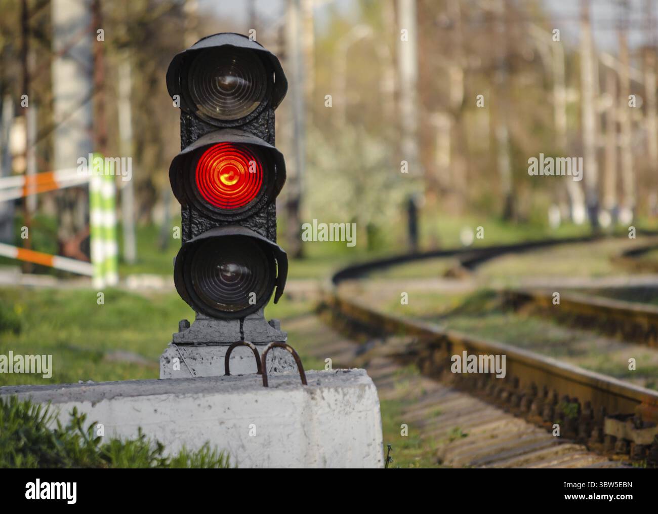 Sémaphore avec un signal rouge près de la voie ferrée Banque D'Images