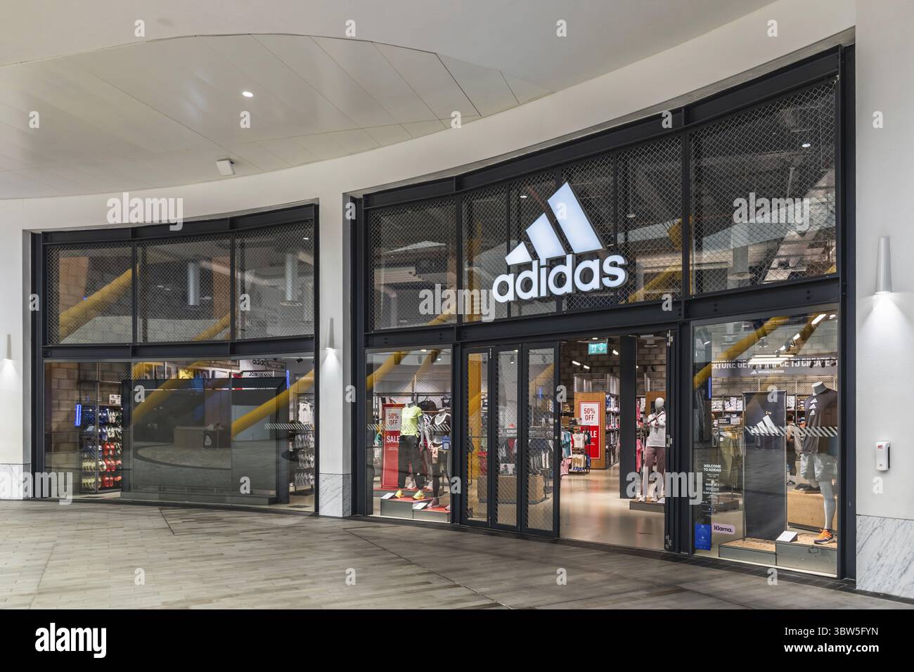 Le magasin adidas de l'O2 Arena de Londres propose des vêtements de sport emblématiques, un design élégant et des vitrines vibrantes. Londres, Royaume-Uni, 29 juin 2023 Banque D'Images