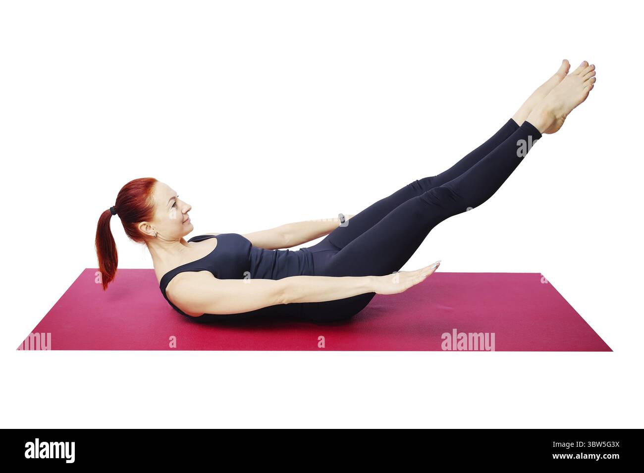 Il s'agit d'une femme d'âge moyen mince qui s'étend sur un tapis de gym avec ses jambes relevées et étirées. Renforcer les muscles abdominaux. Isolé sur un coup Banque D'Images