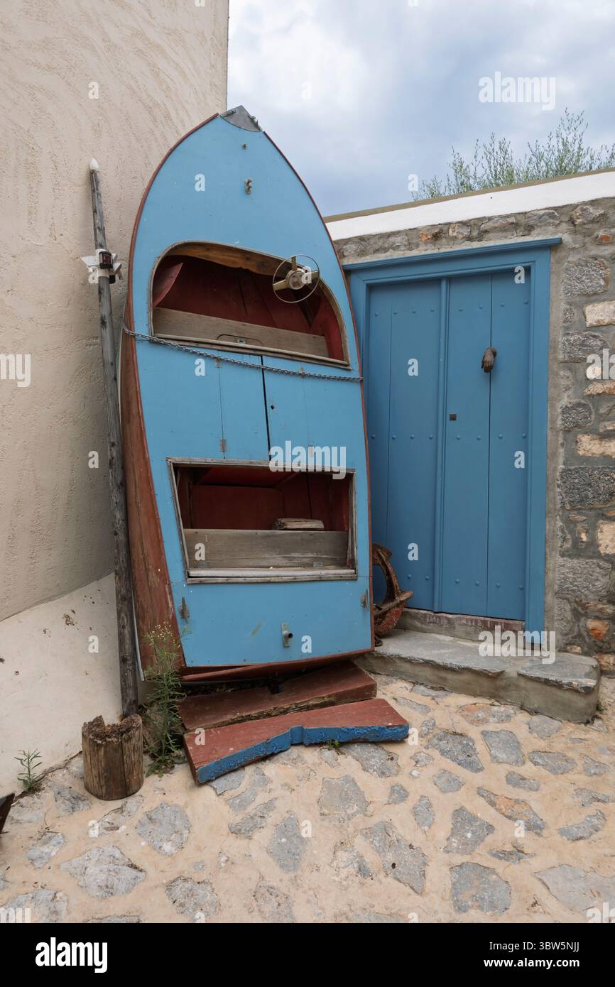 Bateau bleu à l'extérieur de l'entrée de la maison, Hydra, Îles Saroniques, Îles grecques, Grèce, Europe Banque D'Images