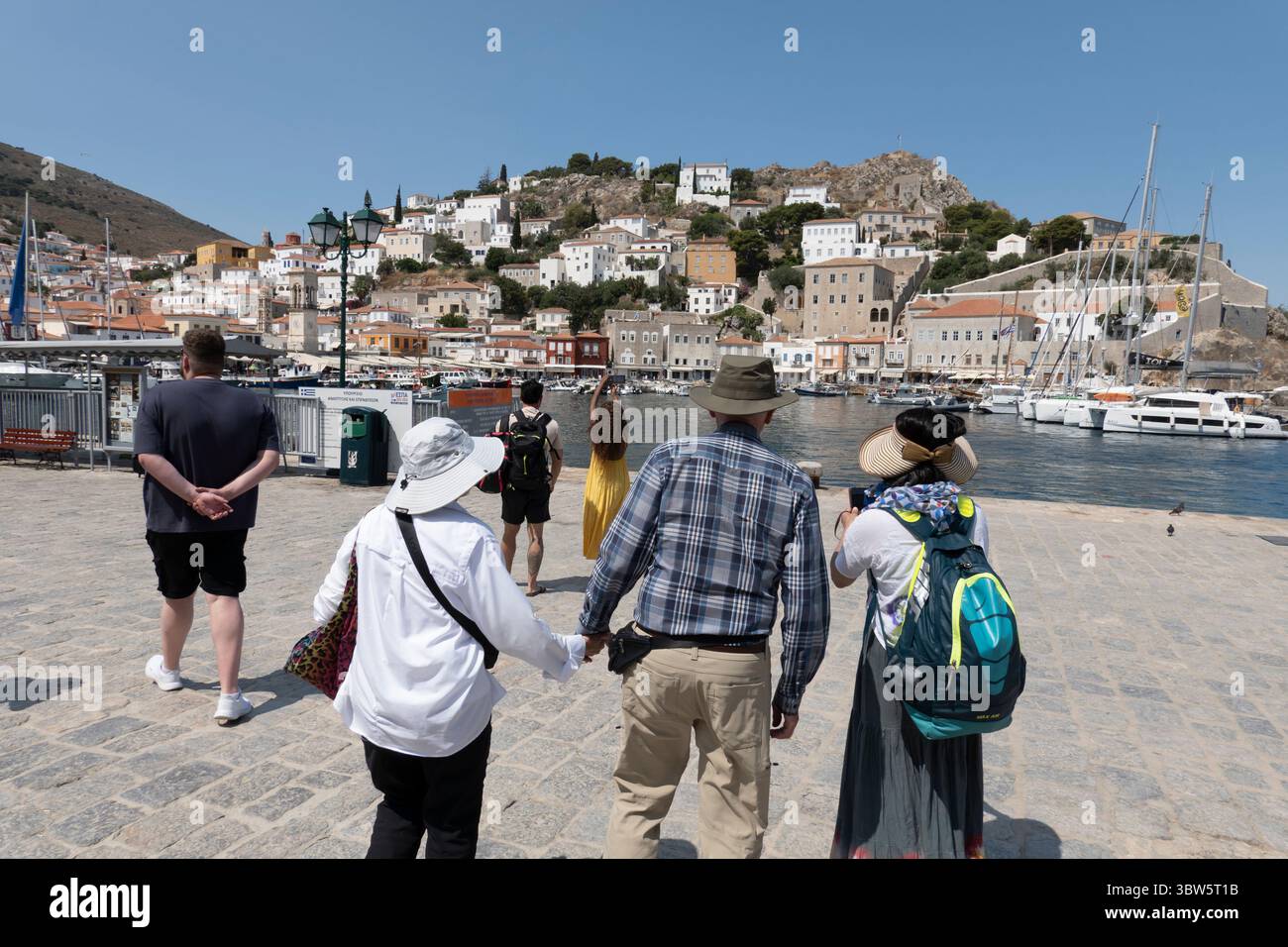 Touristes arrivant au port, Hydra, Îles Saroniques, Îles grecques, Grèce, Europe Banque D'Images