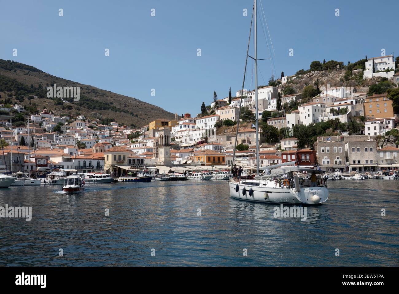 Bateaux amarrés dans le port, Hydra, Îles Saroniques, Îles grecques, Grèce, Europe Banque D'Images