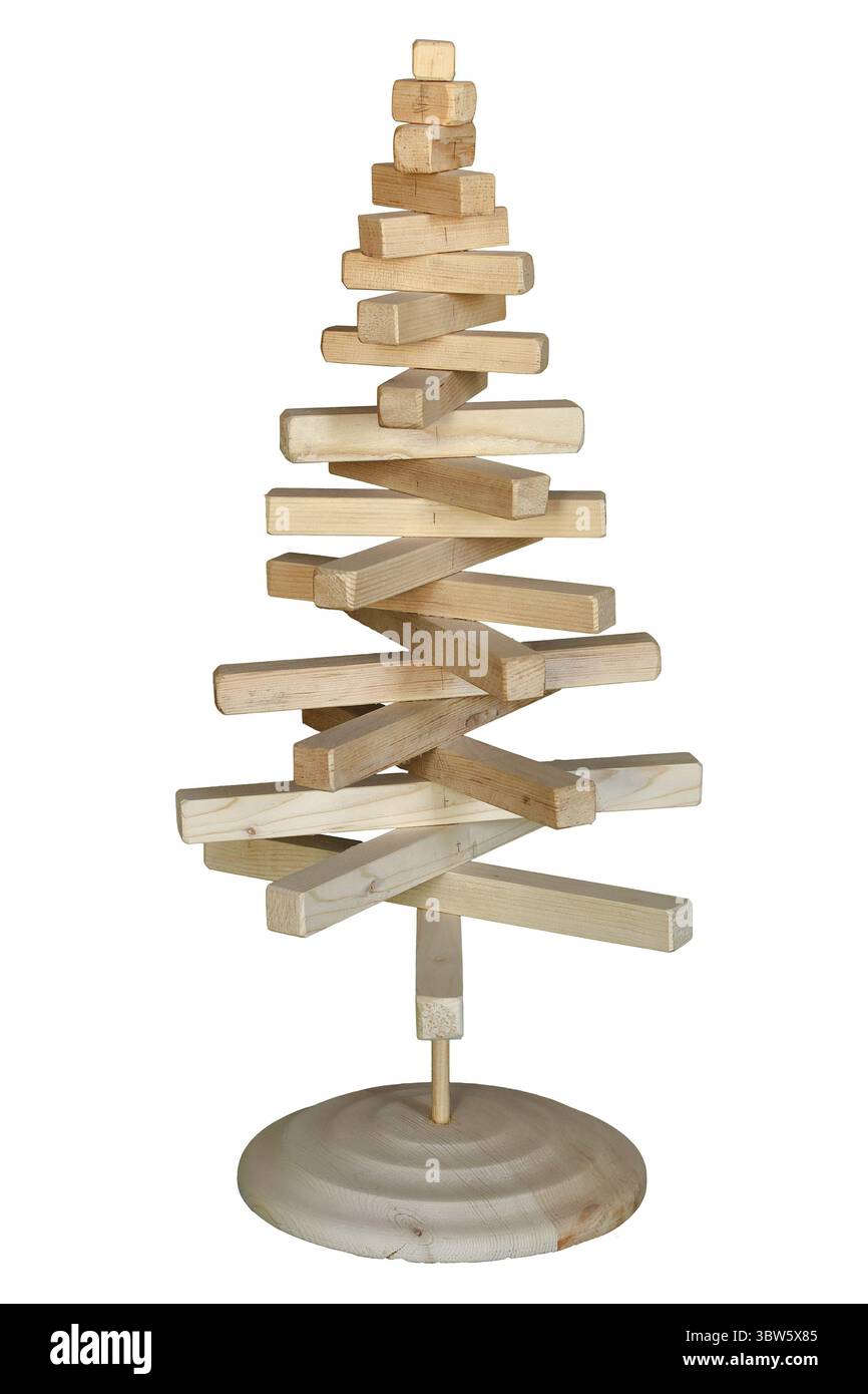 Arbre de Noël fait de barres en bois. Objet isolé sur fond blanc. Bricolage Banque D'Images