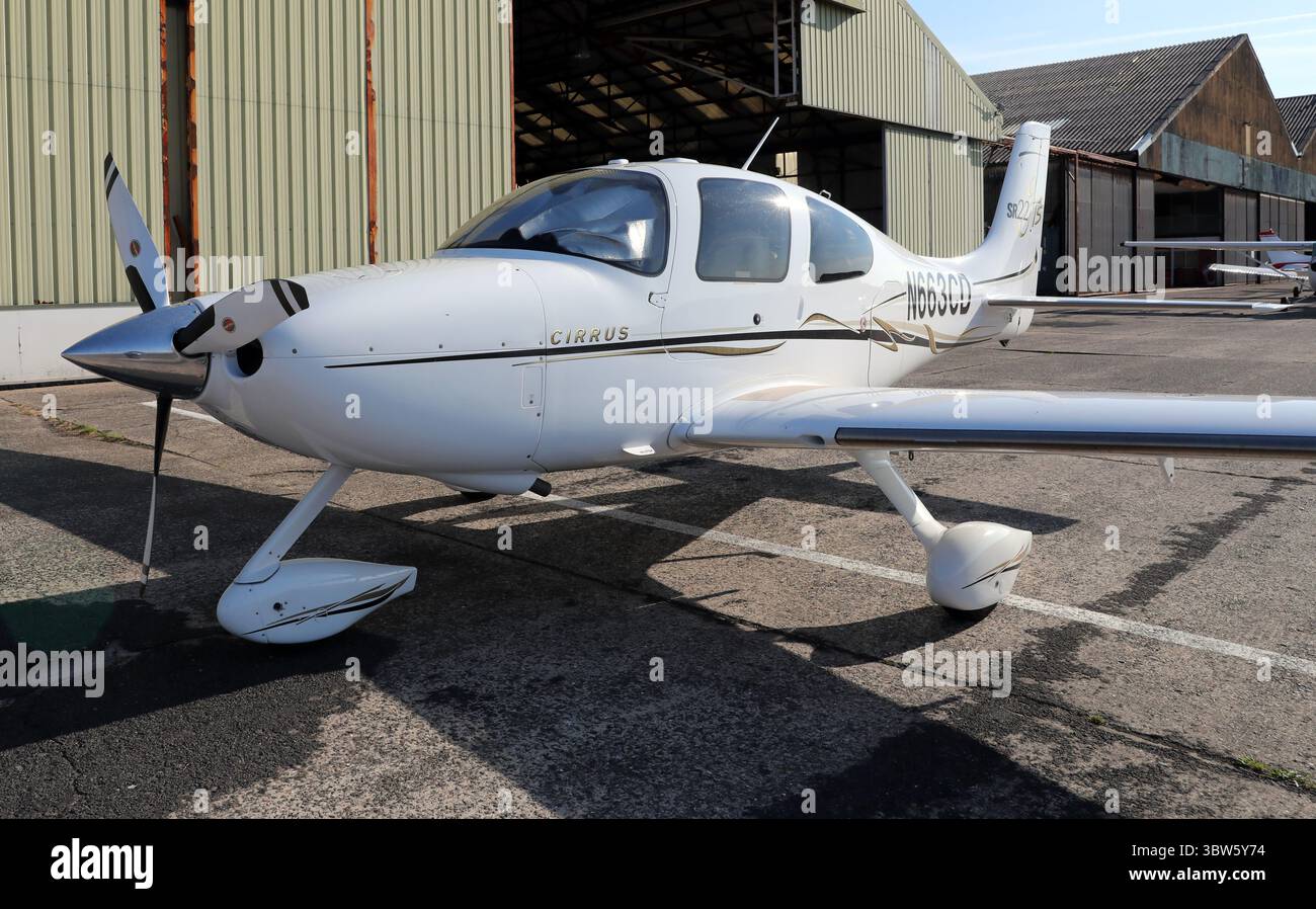 Vue au niveau du sol d'un avion léger Cirrus SR22 G2 GTS, numéro de série 1847 avec indicatif d'appel N663CD stationné près des hangars de l'aéroport de Blackpool Banque D'Images