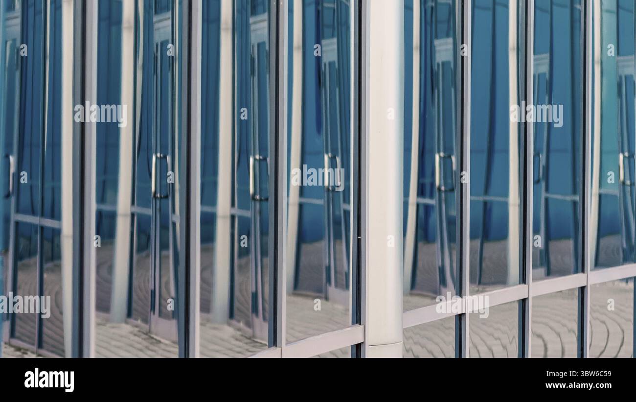 Fond abstrait reflété dans les fenêtres en verre du bâtiment Banque D'Images