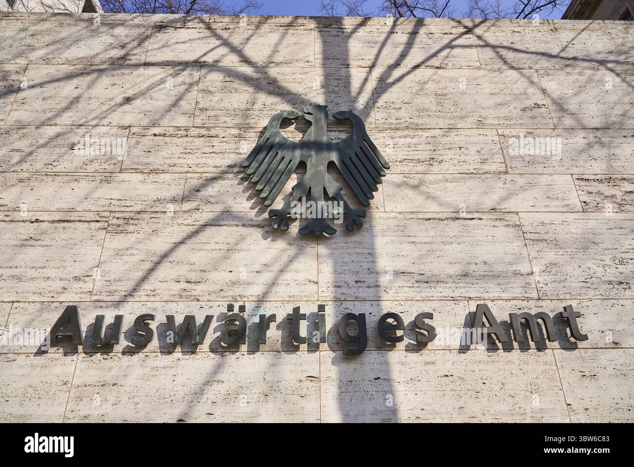 Lettrage du ministère des Affaires étrangères et aigle fédéral sur un mur du ministère à l'ombre des arbres, Berlin, Berlin, Allemagne Banque D'Images