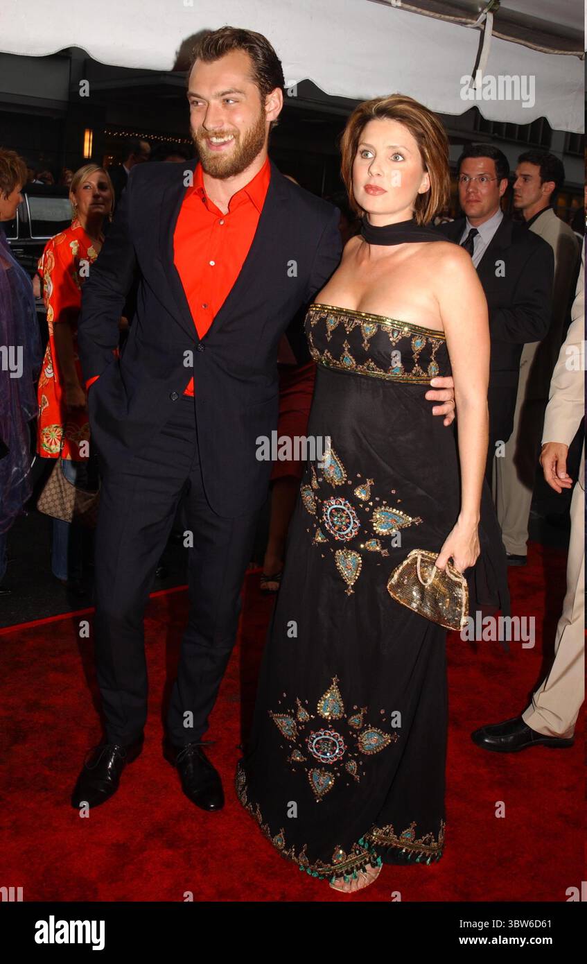 JAN. 1, 2011 - K25528AR SD0709.''ROAD TO PERDITION'' MOVIE PREMIERE.ZIEGFELD THEATRE, NYC.JUDE LAW ET SADIE FROST. (Crédit image : © Andrea Renault/ZUMA Wire) Banque D'Images