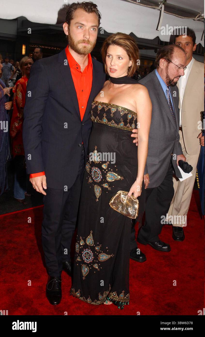 JAN. 1, 2011 - K25528AR SD0709.''ROAD TO PERDITION'' MOVIE PREMIERE.ZIEGFELD THEATRE, NYC.JUDE LAW ET SADIE FROST. (Crédit image : © Andrea Renault/ZUMA Wire) Banque D'Images
