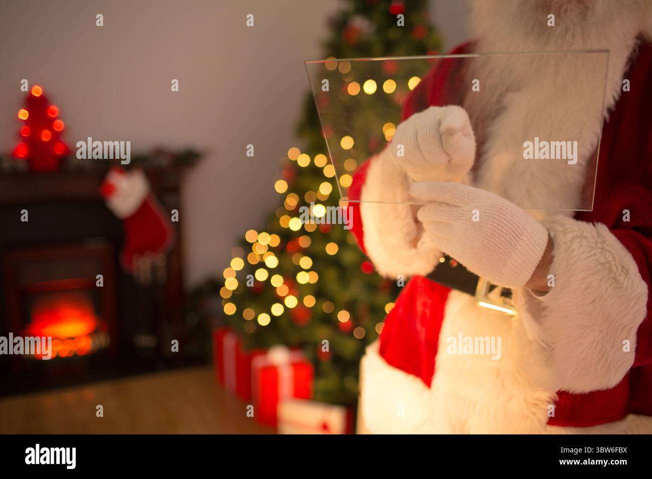 La figure senior Santa tient le panneau transparent dans le salon de Noël de conception plate, espace de copie Banque D'Images