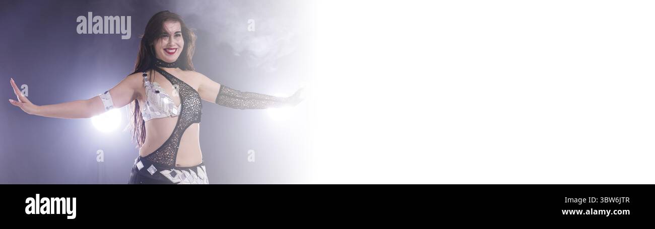 Bannière jeune femme dansant dans le style Tribal Fusion. Danse du ventre sur l'espace de copie de scène Banque D'Images