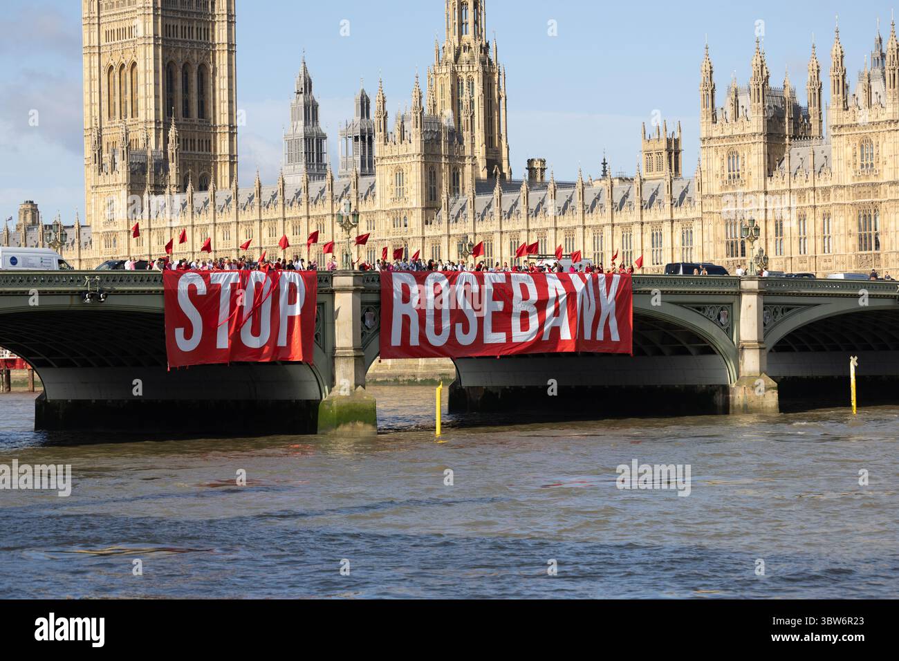 Fossil Free London déposer la bannière « Stop Rosebanl » sur Westminster Bridge, Londres 16/12/25 Banque D'Images