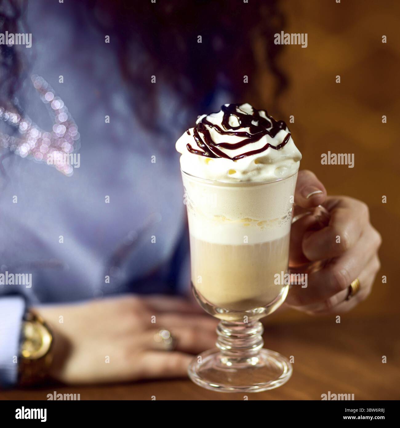 Fille tenant le milkshake de près Banque D'Images