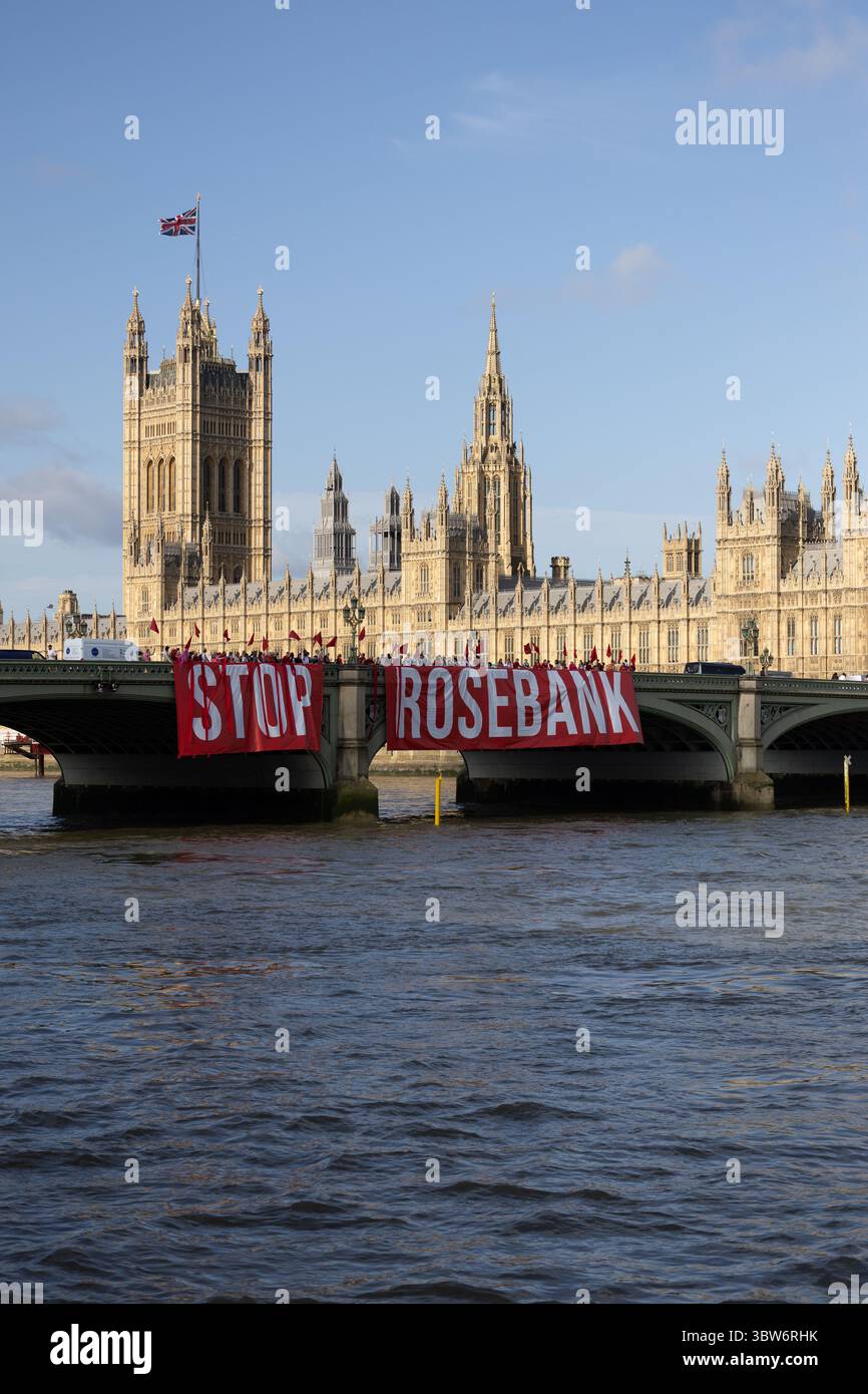 Fossil Free London déposer la bannière « Stop Rosebanl » sur Westminster Bridge, Londres 16/12/25 Banque D'Images