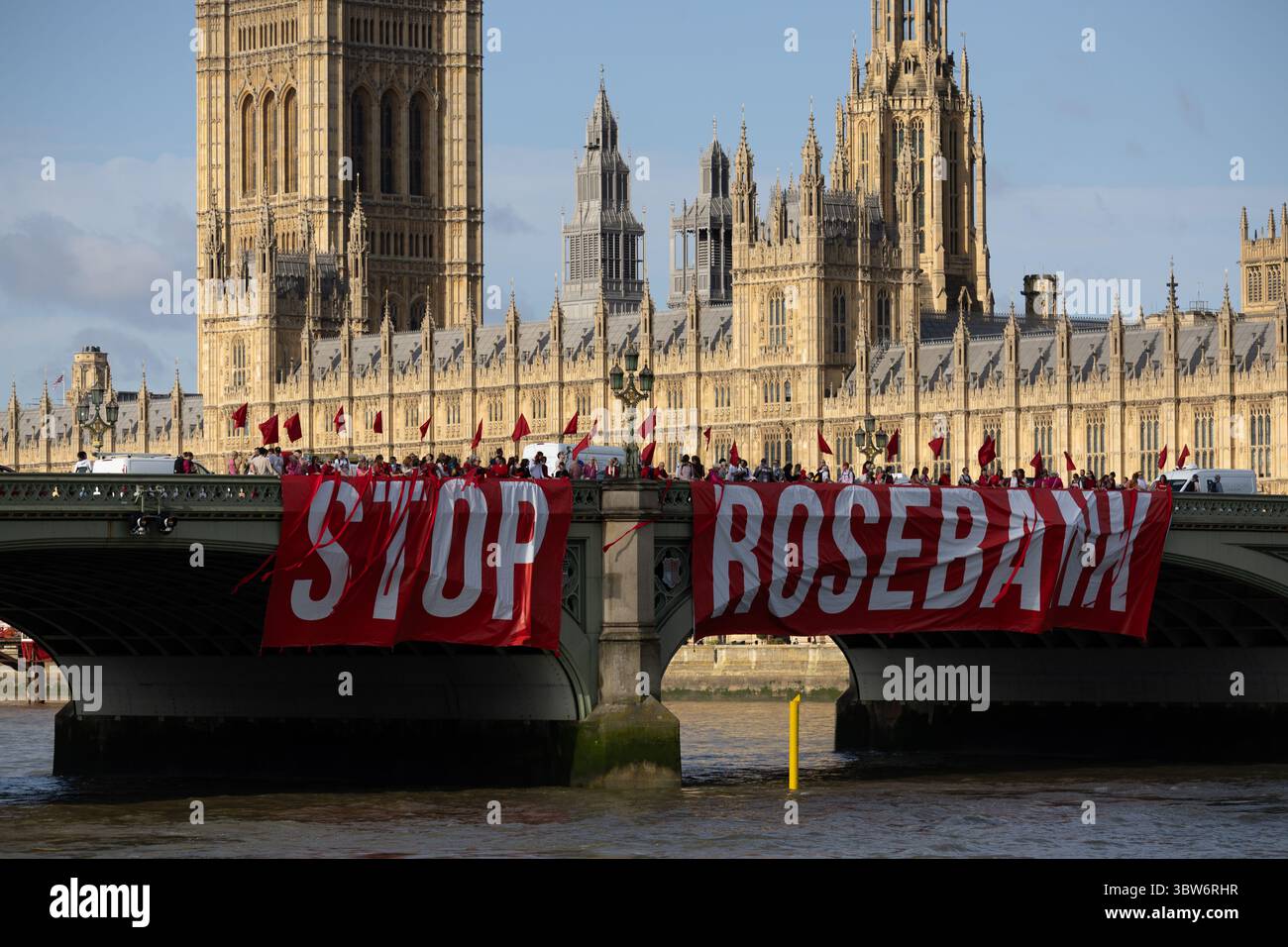 Fossil Free London déposer la bannière « Stop Rosebanl » sur Westminster Bridge, Londres 16/12/25 Banque D'Images