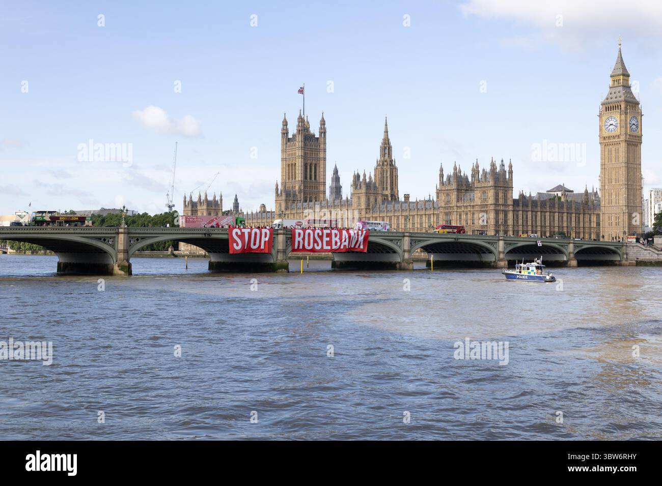 Fossil Free London déposer la bannière « Stop Rosebanl » sur Westminster Bridge, Londres 16/12/25 Banque D'Images