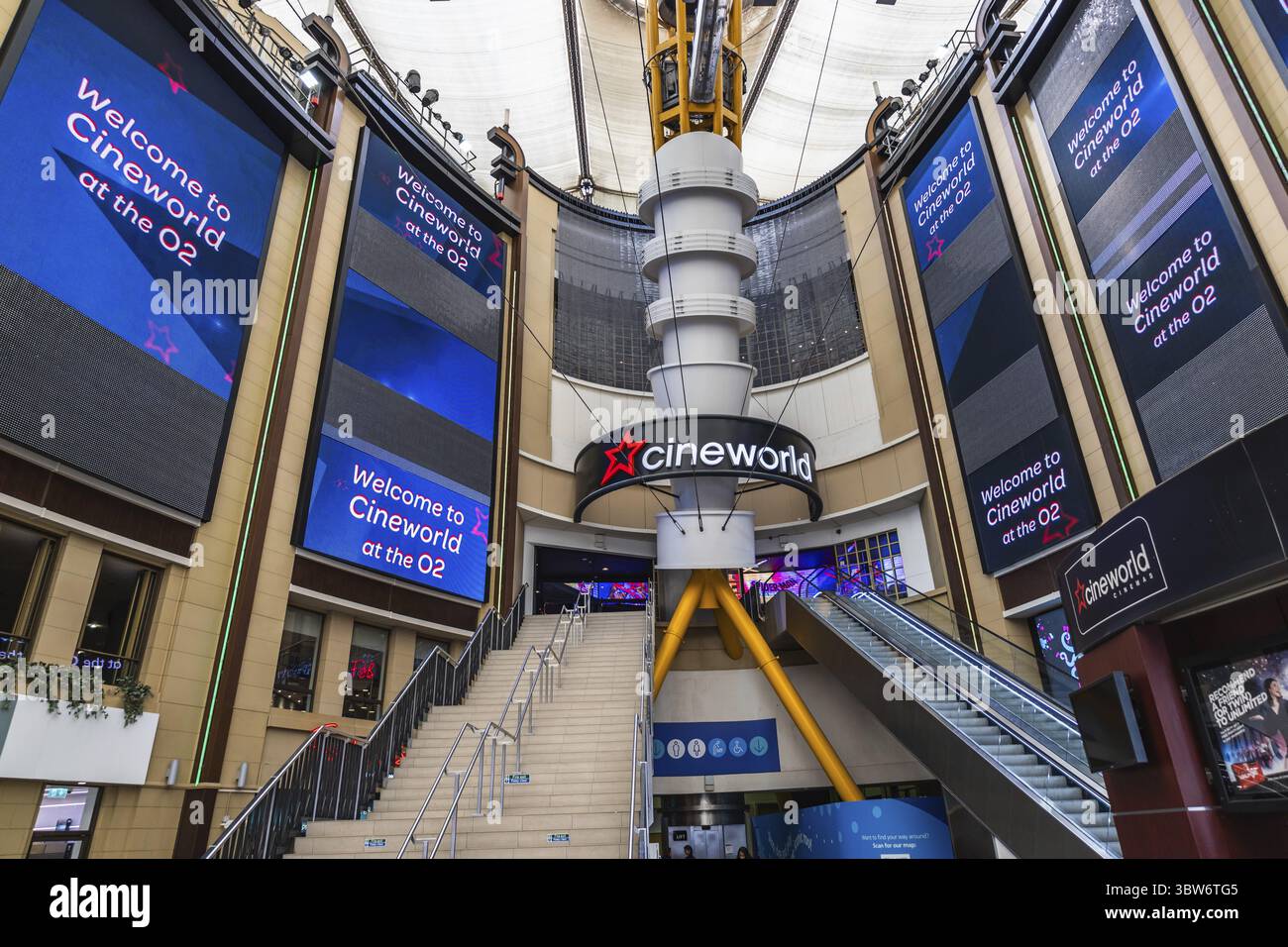 Cineworld dans l'O2 Arena offre des ambiances théâtrales emblématiques avec des écrans vibrants et une architecture contemporaine élégante. Londres, Royaume-Uni, 29 juin 2023 Banque D'Images
