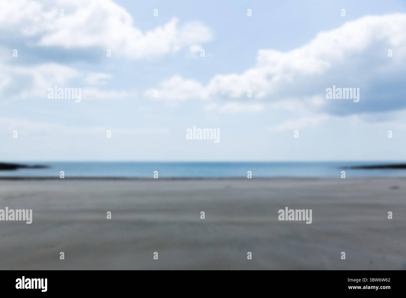 Vue panoramique sur mer contre ciel nuageux Banque D'Images