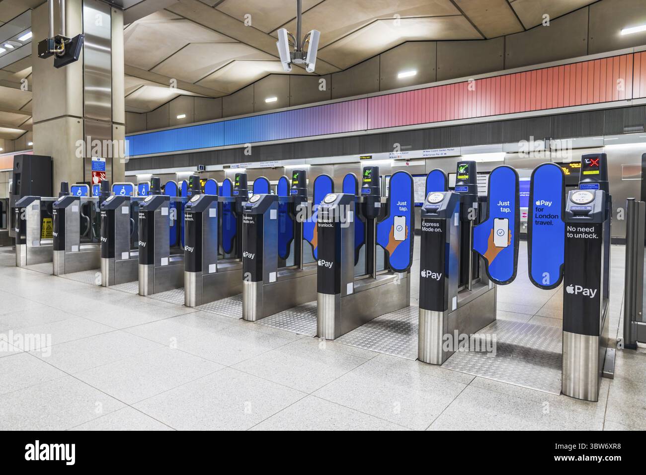 Barrières de billets de métro de Londres. Entrée du système de métro. Londres, Royaume-Uni, 4 juillet 2023 Banque D'Images