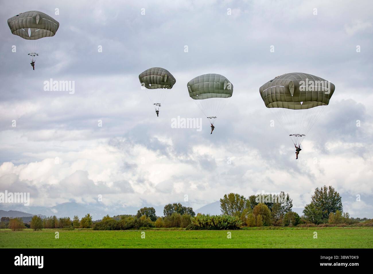 15 octobre 2020 - Pise, Italie - Sky Soldiers et les parachutistes Folgore ont mené une formation aéroportée de soutien à Pise, Italie, le 15 octobre 2020. Un entraînement comme celui-ci permet aux deux alliés de gagner en confiance dans l'équipement et les procédures de l'autre, et aide à construire les liens d'interopérabilité entre les deux armées. (Crédit image : © U.S. Army/ZUMA Wire/ZUMAPRESS.com) Banque D'Images