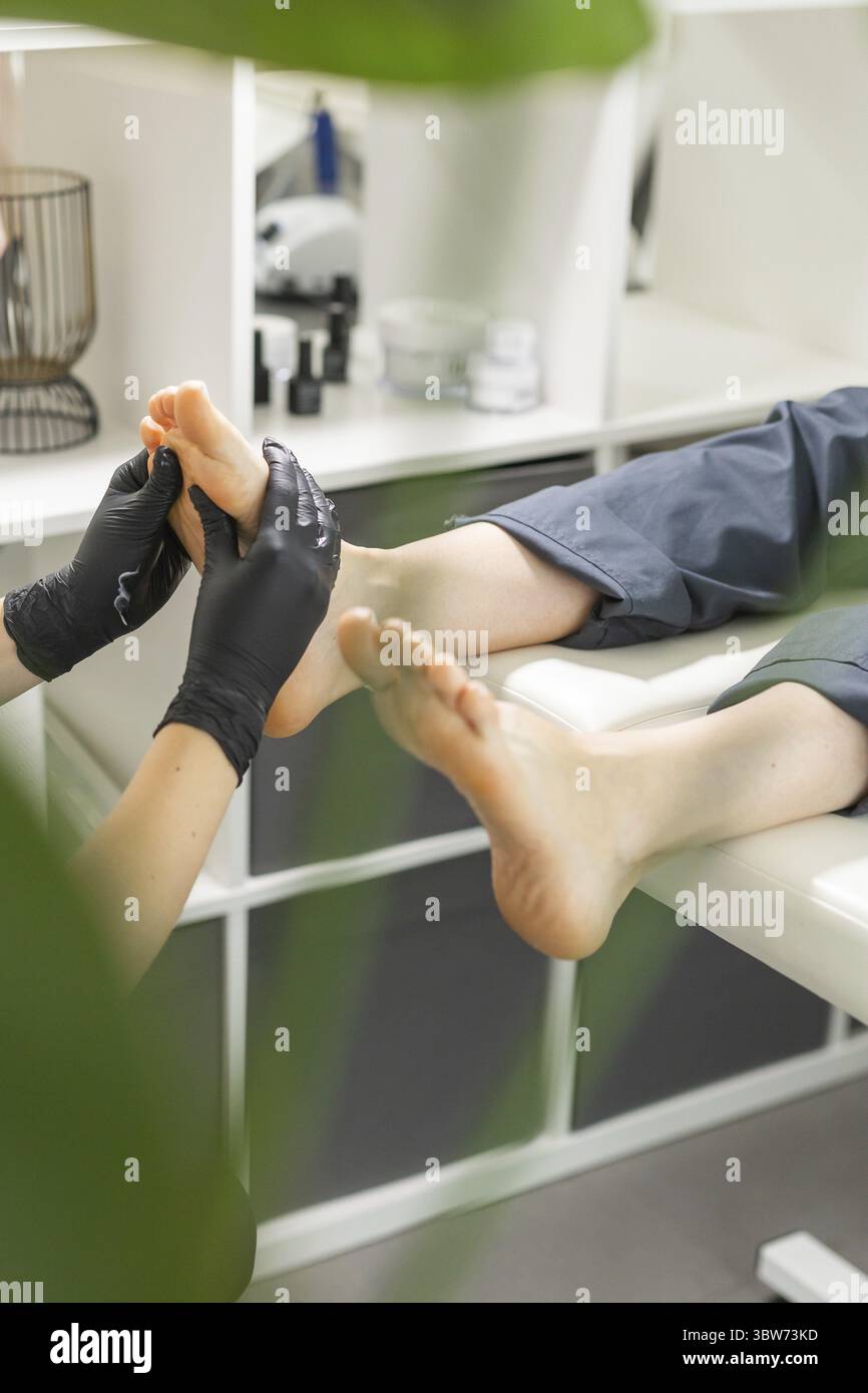 Frau, die Fusspeeling im Pedikuere SPA salon macht. Zuckerpeeling und entspannen Schoenheit Verfahren Banque D'Images