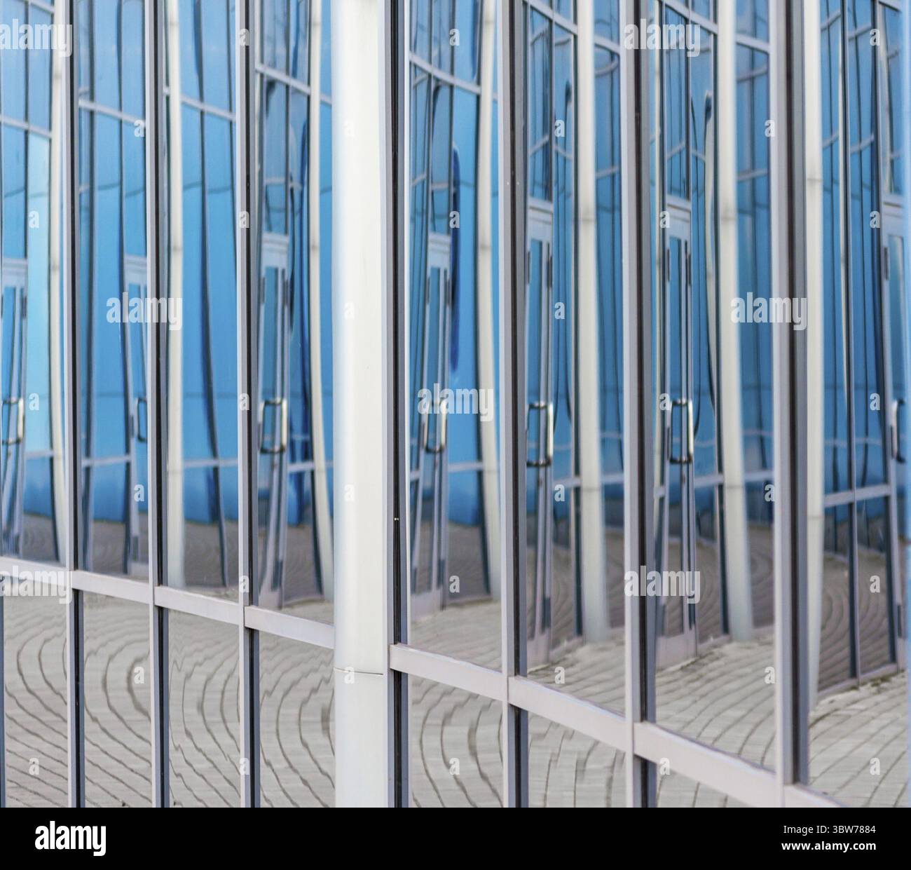 Fond abstrait reflété dans les fenêtres en verre du bâtiment Banque D'Images