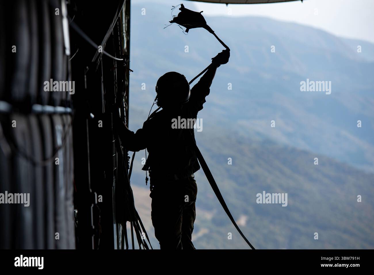 Le 30 octobre 2020 - base aérienne de Yokota, Tokyo, Japon - le sergent d'état-major Vincenzo Gallegos, capitaine de chargement du 36e escadron de transport aérien, récupère une ligne de parachute après un largage de cargaison pendant Keen Sword 21, dans la zone d'entraînement d'Ojojihara, Japon, 30 octobre 2020. KS21 est un exercice conjoint, bilatéral et biennal d'entraînement sur le terrain auquel participent des militaires américains et des membres de la Force d'autodéfense japonaise, conçu pour accroître l'état de préparation au combat et l'interopérabilité de l'alliance Japon-États-Unis. (Crédit image : © U.S. Air Force/ZUMA Wire/ZUMAPRESS.com) Banque D'Images