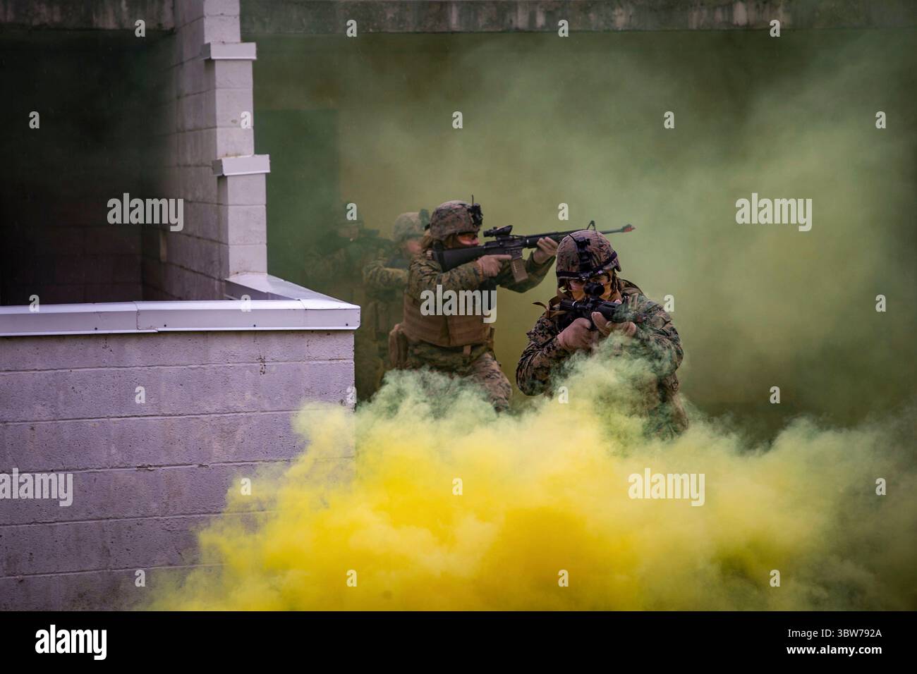 31 octobre 2020 - Fort Drum, New York, États-Unis - les Marines américains traversent la fumée jaune pendant les opérations militaires sur terrain urbanisé de formation dans le cadre de la Marine Expeditionary Force 21,1 sur Fort Drum, New York 1er novembre 2020. Les Marines du 2nd Marine Logistics Group participent au MEFEX 21.1, un exercice de niveau MEF composé d'environ 1 200 Marines et marins à travers l'est des États-Unis. (Crédit image : © U.S. Marines/ZUMA Wire/ZUMAPRESS.com) Banque D'Images