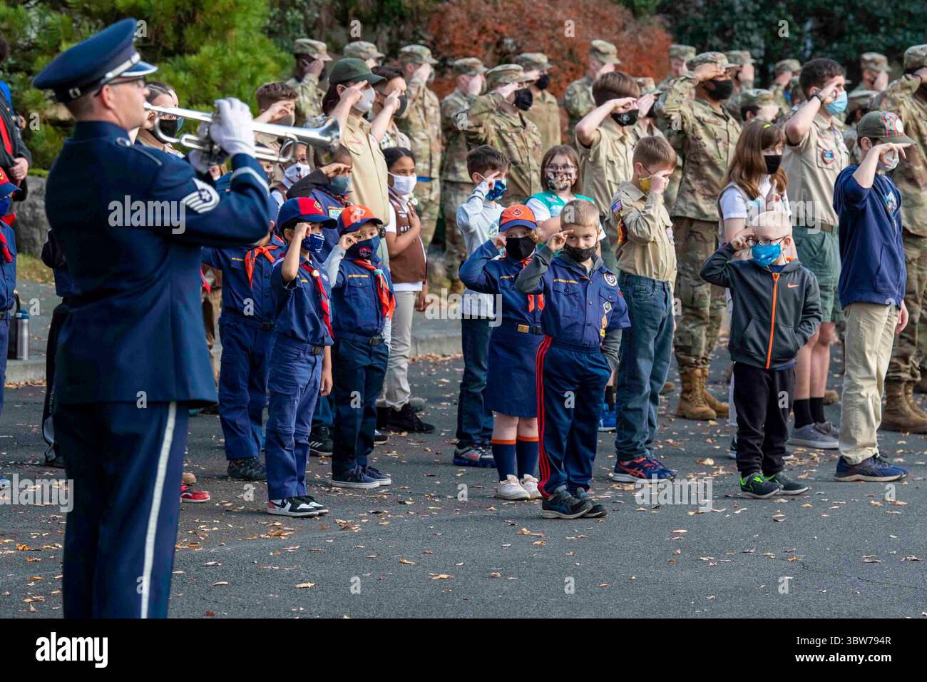 10 novembre 2020 - Yokota Air base, Tokyo, Japon - des jeunes membres de diverses organisations de scoutisme saluent alors qu'un membre de l'orchestre des US Pacific Air Forces joue Taps lors d'une cérémonie de la Journée des anciens combattants à Yokota Air base, Japon, le 10 novembre 2020. Taps est un appel de bugle utilisé à l'origine pour signaler les lumières, mais est maintenant joué lors de diverses cérémonies militaires pour honorer les membres du service qui ont payé le prix ultime. (Crédit image : © U.S. Air Force/ZUMA Wire/ZUMAPRESS.com) Banque D'Images