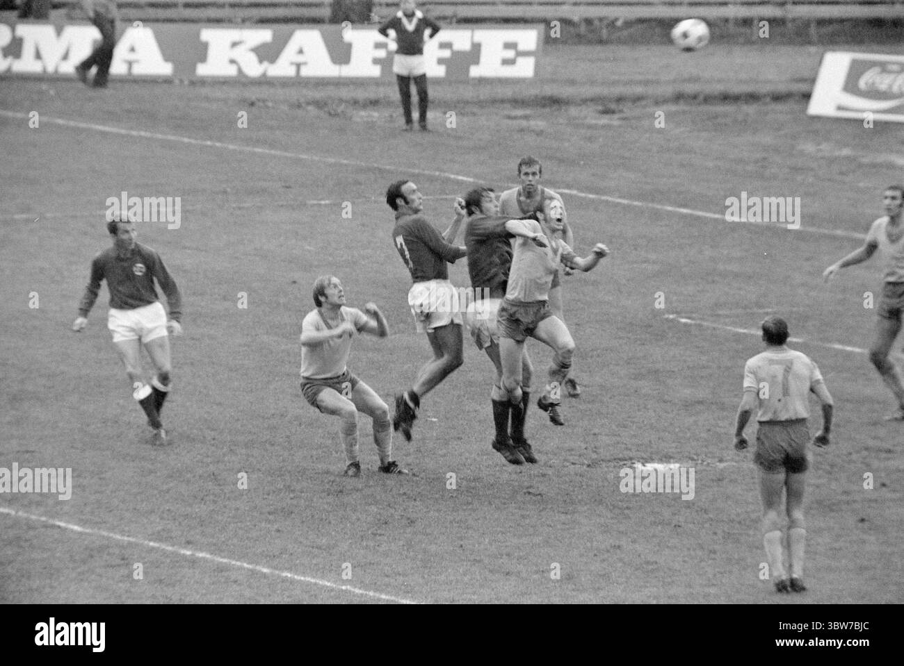 Current 38-2-1970 : un vétéran et un débutant. Norvège - Suède (2-4) dans un match de football au stade Ullevaal. Pendant 45 minutes, un peu plus de 12 000 spectateurs et onze footballeurs savaient que cela pouvait mener à la victoire à Ullevaal. Dans la seconde moitié, la pluie est venue - et les Suédois. Il semblait presque que les Norvégiens avaient oublié qu'il y avait deux mi-temps dans un match de football. Ici, nous sommes clairement derrière les Suédois, à la fois Egil Olsen, 28 ans et étudiant en université de sport, et Olav Nilsen, avec le numéro sept sur son dos. Photo : Aage Storløkken et Sverre A. Børretzen / Current / NTB ** Banque D'Images