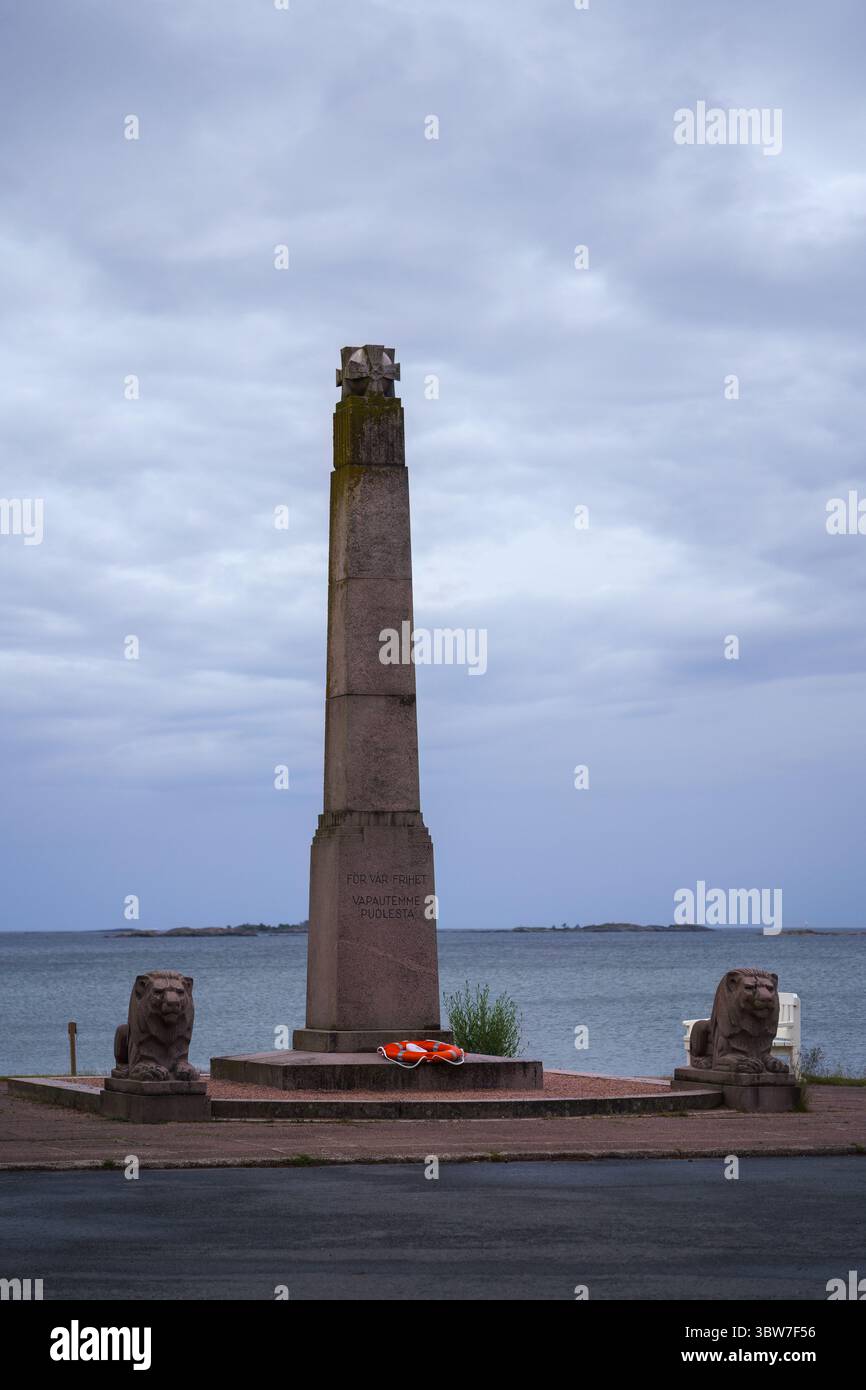 Hanko, Finlande. 19 juin 2025 - Monument historique de la liberté, érigé en 1921, debout sous un ciel nuageux Banque D'Images