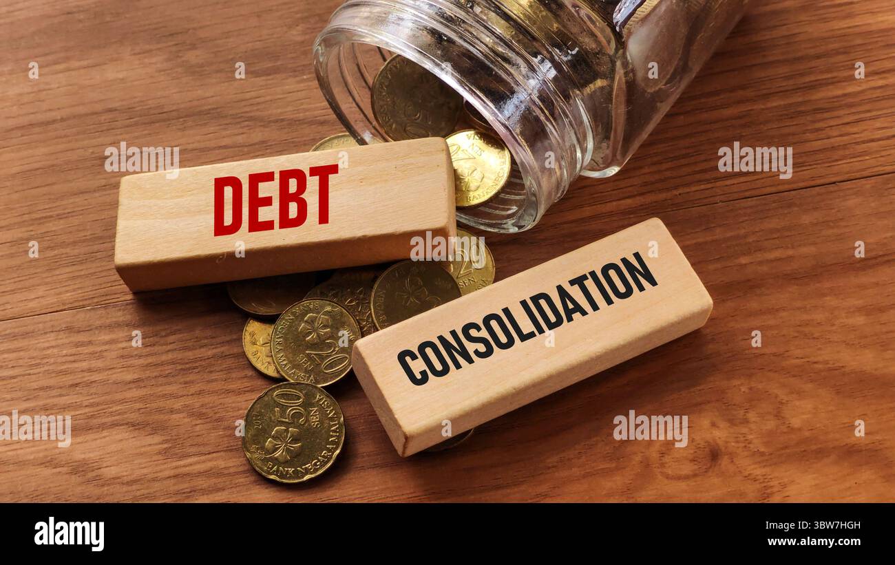 Concept de consolidation de la dette avec des pièces Jar et des blocs en bois Banque D'Images