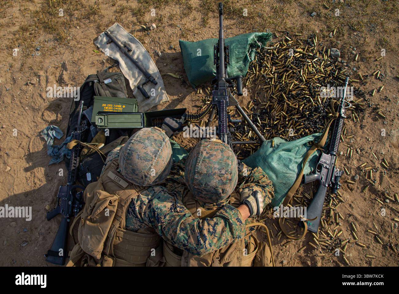 6 novembre 2020 - Fort Drum, New York, États-Unis - les Marines américains tirent une mitrailleuse M240B pendant un champ de défense d'équipe dans le cadre du MEFEX 21,1 à Fort Drum, New York, le 6 novembre 2020. Les Marines du 2nd Marine Logistics Group participent au MEFEX 21.1, un exercice de niveau MEF composé d'environ 1 200 Marines et marins à travers l'est des États-Unis. (Image de crédit : © Scott Jenkins/U.S. Marines/ZUMA Wire/ZUMAPRESS.com) Banque D'Images