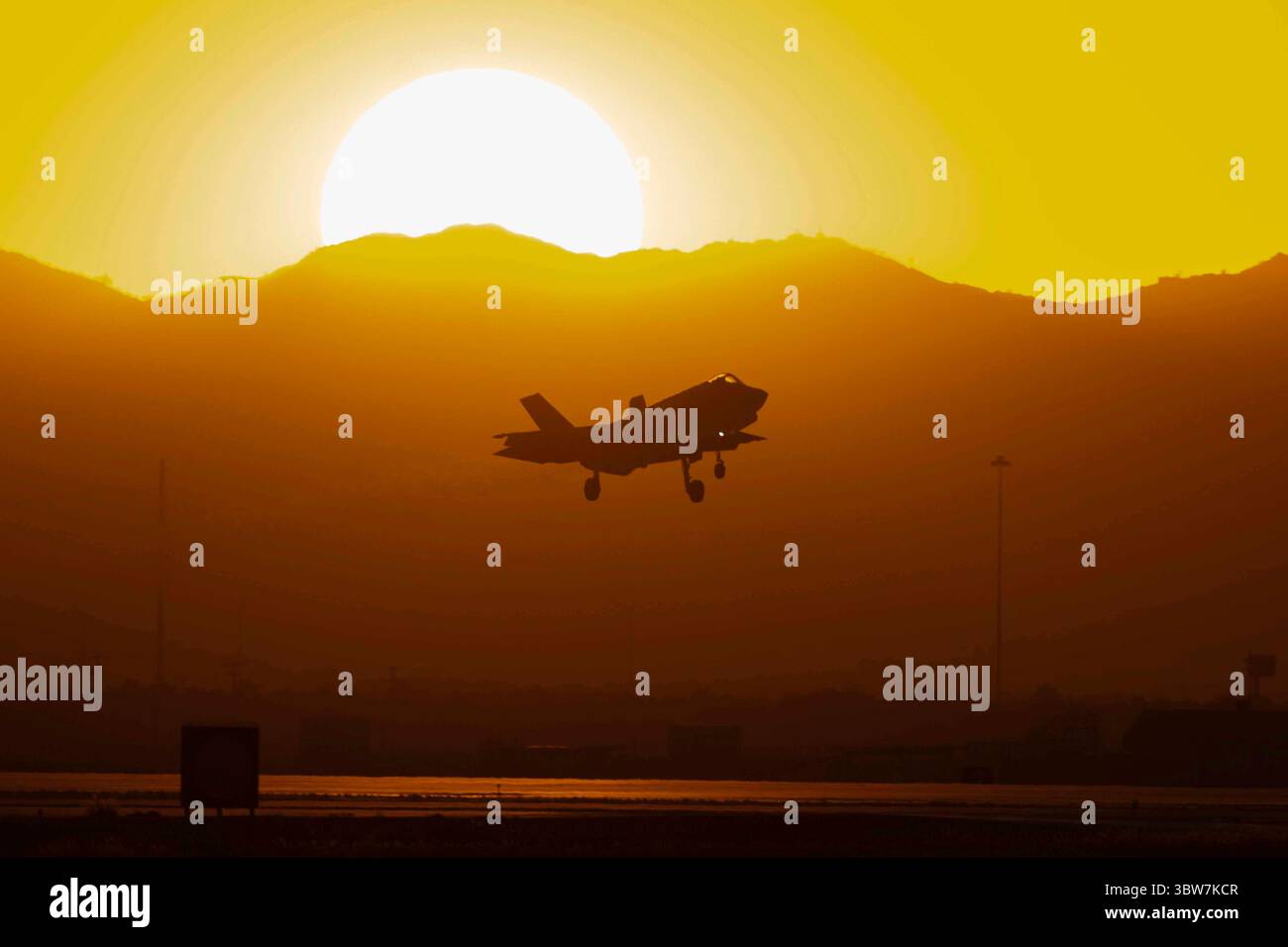 2 novembre 2020 - Luke Air Force base, Arizona, États-Unis - un F-35A Lightning II affecté au 62nd Fighter Squadron se prépare à atterrir, le 2 novembre 2020, à Luke Air Force base, Arizona. Le F-35 est capable d'atteindre des vitesses de 1 200 mph ou Mach 1,6, ce qui est presque deux fois plus rapide que la vitesse du son. Depuis 1941, Luke construit l'avenir de la puissance aérienne en diplômant plus de 61 000 pilotes. (Image de crédit : © Brooke Moeder/U.S. Air Force/ZUMA Wire/ZUMAPRESS.com) Banque D'Images