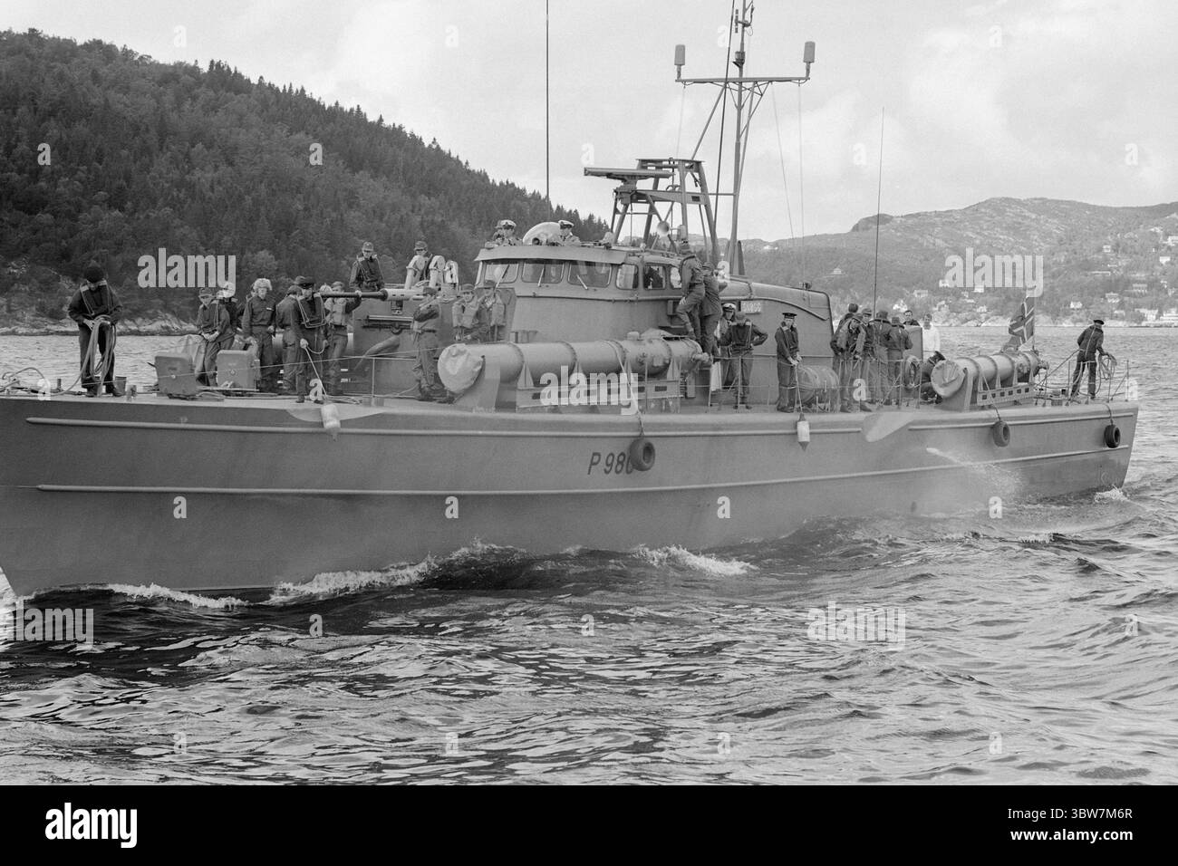 Aktuell 34-3-1970 : Pang Pang pour les 16 ans. Les forces armées sont allées très loin en matière de relations publiques. les 16-17 ans sont invités à des camps d'été, avec voyage et hébergement gratuits, ainsi que 50 couronnes. en argent de poche pour un peu plus d'une semaine. Les 16-17 ans reçoivent des uniformes, une formation au tir au pistolet et des informations sur l'éducation dans les forces armées. Une visite des navires militaires fait partie du programme, et ici les garçons sont à bord d'un torpilleur à moteur.photo : Per Ervik / Aktuell / NTB ***la photo n'est pas traitée*** *le texte est traduit automatiquement* Banque D'Images