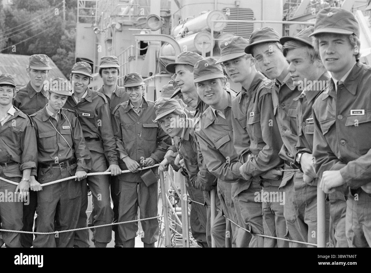 Aktuell 34-3-1970 : Pang Pang pour les 16 ans. Les forces armées sont allées très loin en matière de relations publiques. les 16-17 ans sont invités à des camps d'été, avec voyage et hébergement gratuits, ainsi que 50 couronnes. en argent de poche pour un peu plus d'une semaine. Les 16-17 ans reçoivent des uniformes, une formation au tir au pistolet et des informations sur l'éducation dans les forces armées. Une visite des navires militaires fait partie du programme, et ici les garçons sont à bord d'un torpilleur à moteur.photo : Per Ervik / Aktuell / NTB ***la photo n'est pas traitée*** *le texte est traduit automatiquement* Banque D'Images