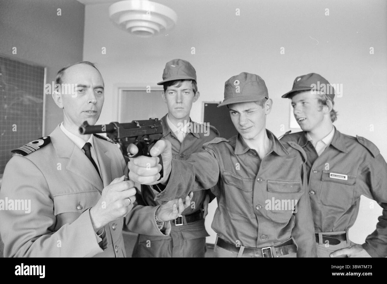 Aktuell 34-3-1970 : Pang Pang pour les 16 ans. Les forces armées norvégiennes sont allées très loin en matière de relations publiques. les 16-17 ans sont invités à des camps d'été, avec voyage et hébergement gratuits, ainsi que 50 couronnes. en argent de poche pour un peu plus d'une semaine. Les 16-17 ans reçoivent des uniformes, reçoivent une formation au tir au pistolet et sont informés de l'éducation dans les forces armées. Photo : Per Ervik / Aktuell / NTB ***la photo n'est pas traitée*** *le texte est traduit automatiquement* Banque D'Images