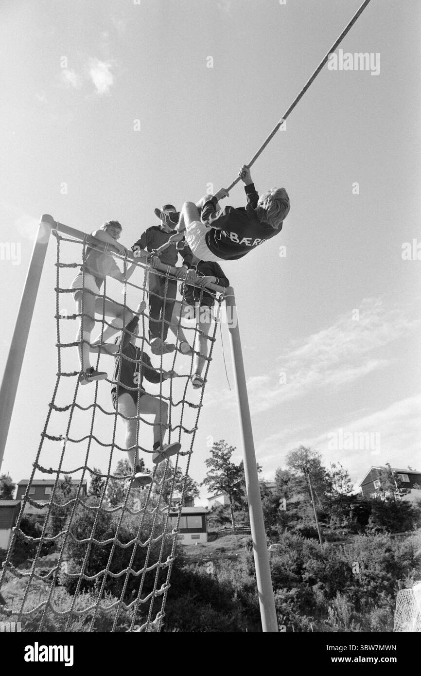 Aktuell 34-3-1970 : Pang Pang pour les 16 ans. Les forces armées sont allées très loin en matière de relations publiques. les 16-17 ans sont invités à des camps d'été, avec voyage et hébergement gratuits, ainsi que 50 couronnes. en argent de poche pour un peu plus d'une semaine. Les 16-17 ans reçoivent des uniformes, une formation au tir au pistolet et des informations sur l'éducation dans les forces armées. Une grande partie du temps du camp d'été est consacrée aux sports et aux activités de plein air. Photo : Per Ervik / Aktuell / NTB ***la photo n'est pas traitée*** *le texte est traduit automatiquement* Banque D'Images