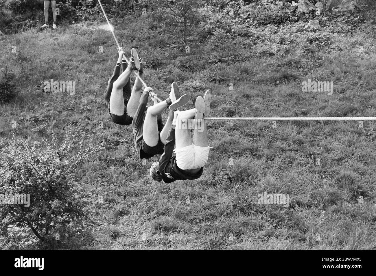 Aktuell 34-3-1970 : Pang Pang pour les 16 ans. Les forces armées sont allées très loin en matière de relations publiques. les 16-17 ans sont invités à des camps d'été, avec voyage et hébergement gratuits, ainsi que 50 couronnes. en argent de poche pour un peu plus d'une semaine. Les 16-17 ans reçoivent des uniformes, une formation au tir au pistolet et des informations sur l'éducation dans les forces armées. Une grande partie du temps du camp d'été est consacrée aux sports et aux activités de plein air. Photo : Per Ervik / Aktuell / NTB ***la photo n'est pas traitée*** *le texte est traduit automatiquement* Banque D'Images