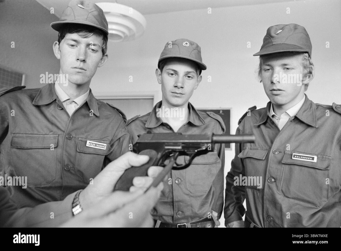 Aktuell 34-3-1970 : Pang Pang pour les 16 ans. Les forces armées norvégiennes sont allées très loin en matière de relations publiques. les 16-17 ans sont invités à des camps d'été, avec voyage et hébergement gratuits, ainsi que 50 couronnes. en argent de poche pour un peu plus d'une semaine. Les 16-17 ans reçoivent des uniformes, reçoivent une formation au tir au pistolet et sont informés de l'éducation dans les forces armées. Photo : Per Ervik / Aktuell / NTB ***la photo n'est pas traitée*** *le texte est traduit automatiquement* Banque D'Images