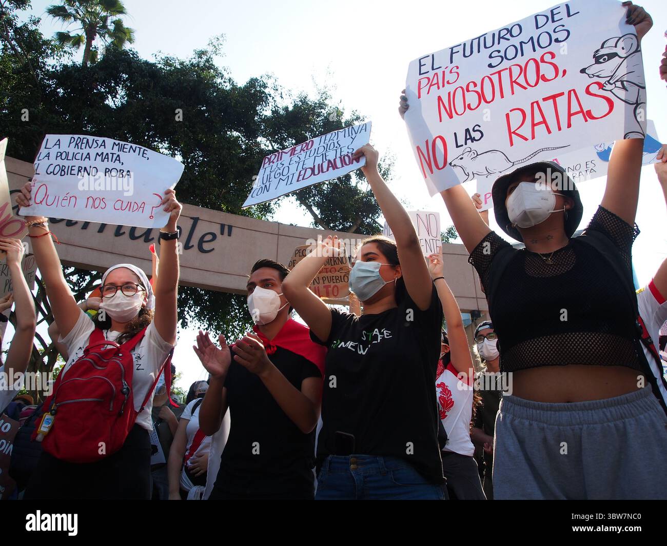 14 novembre 2020, Lima, Lima, Pérou : des milliers de manifestants sont descendus dans les rues de Lima lors de la deuxième grande marche nationale pour protester contre la destitution de l'ancien président MartÃ­n Vizcarra. (Crédit image : © Carlos Garcia Granthon/ZUMA Wire) Banque D'Images