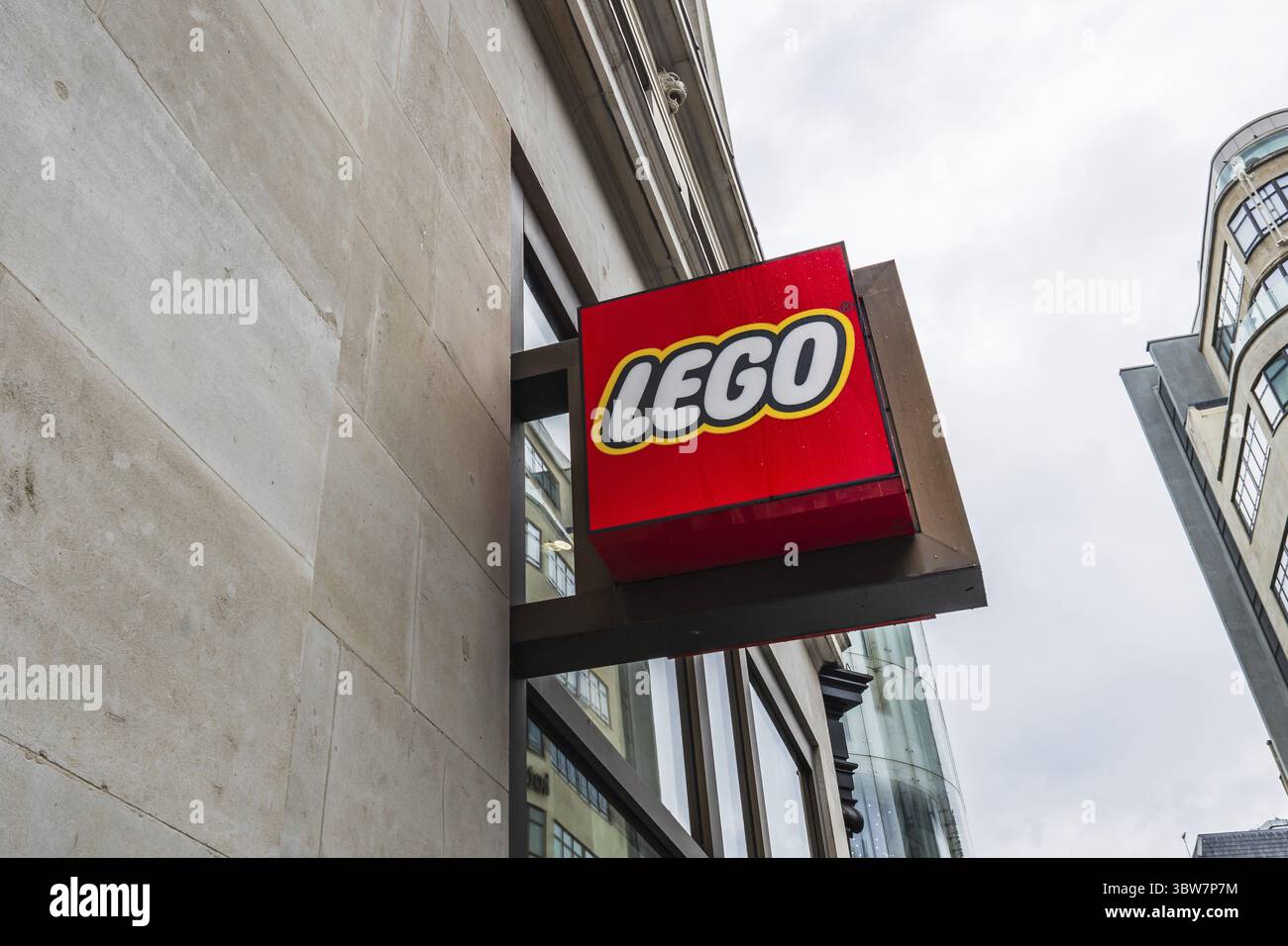 Logo LEGO Storefront sur fond noir élégant, symbolisant le luxe et la sophistication. Londres, Royaume-Uni, 4 juillet 2023 Banque D'Images