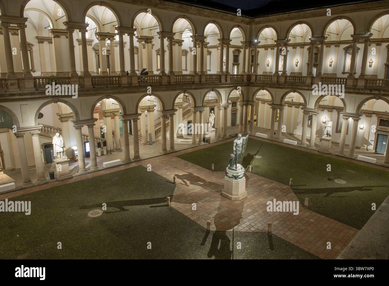 Milan Italie 20 décembre 2024 : la cour de l'Académie des Beaux-Arts de Brera à Milan la nuit illuminée Banque D'Images Milan Italie 20 décembre 2024 : la cour de l'Académie des Beaux-Arts de Brera à Milan la nuit illuminée Banque D'Images