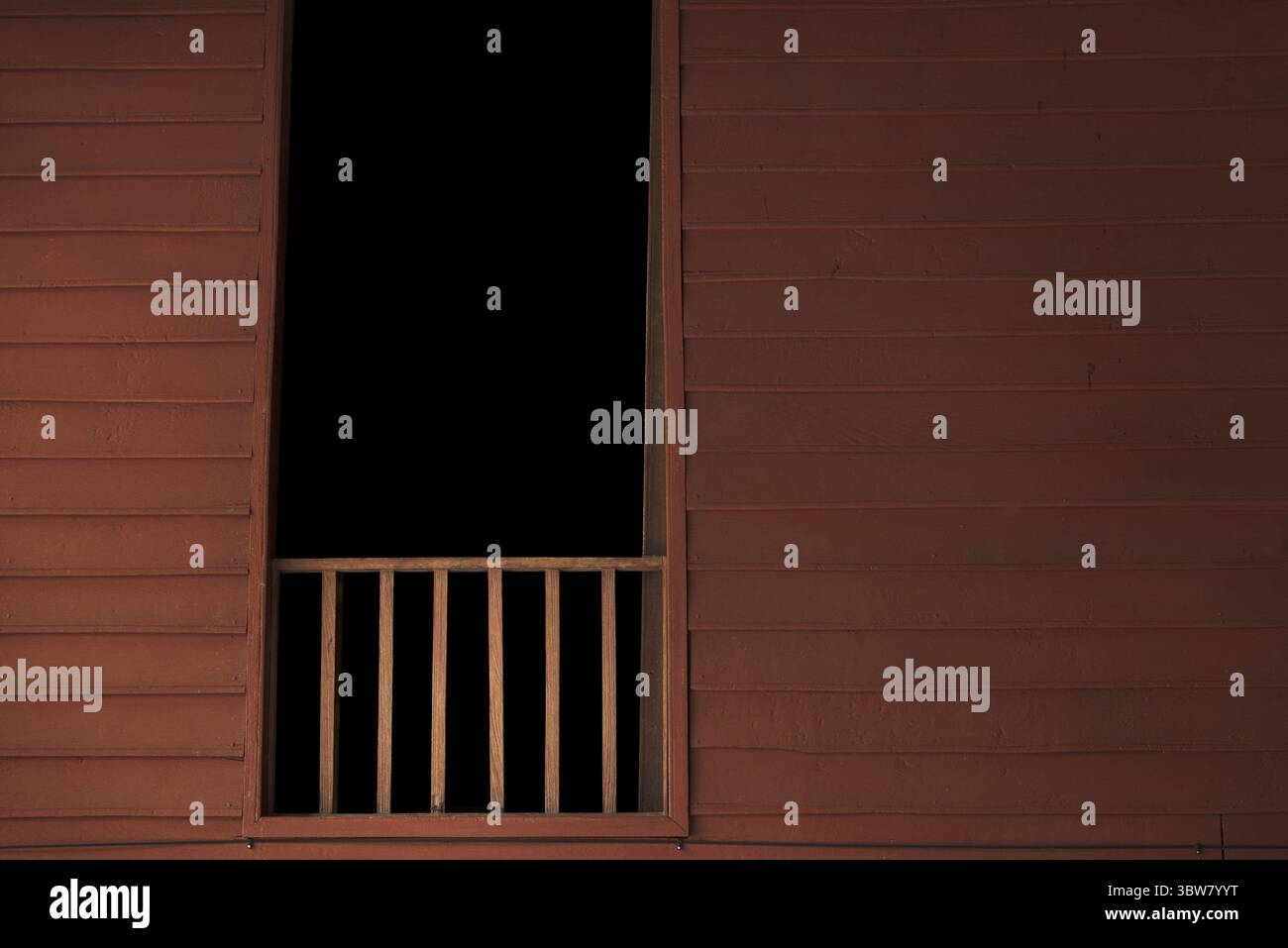 Balcon en bois avec chambre sombre dans la fenêtre. Maison de style thaïlandais. Concept de fond de maison hantée Banque D'Images