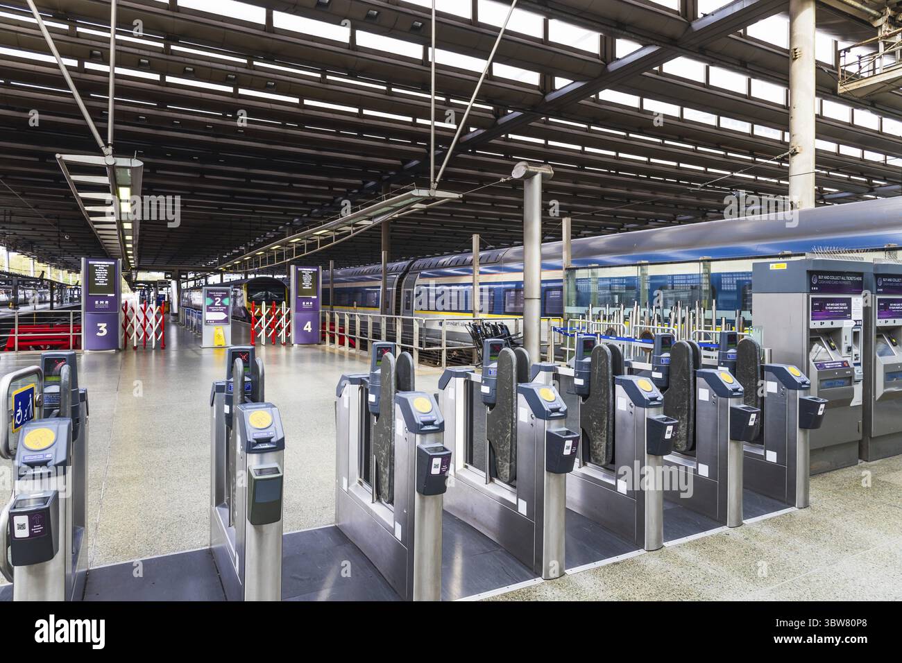 Barrières automatiques de billets dans une gare élégante avec un éclairage naturel lumineux et de vastes plates-formes. Londres, Royaume-Uni, 1er octobre 2023 Banque D'Images