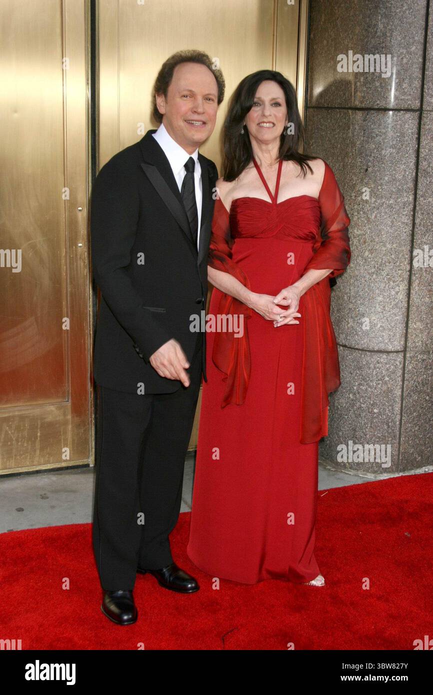 5 juin 2005 - New York, New York, États-Unis - 05 juin 2005 - New York, New York - Billy Crystal et Janice Crystal, nominés pour le meilleur événement théâtral spécial ''700 Sunday''. 59e Tony Awards annuel tenu au Radio City Music Hall. Crédit photo : Charles Harris/AdMedia. (Crédit image : © Glenn Weiner/ZUMA Wire) Banque D'Images