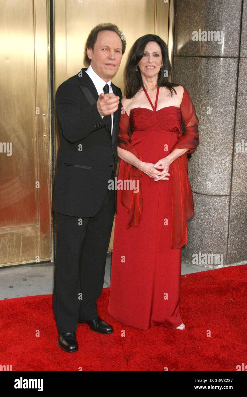 5 juin 2005 - New York, New York, États-Unis - 05 juin 2005 - New York, New York - Billy Crystal et Janice Crystal, nominés pour le meilleur événement théâtral spécial ''700 Sunday''. 59e Tony Awards annuel tenu au Radio City Music Hall. Crédit photo : Charles Harris/AdMedia. (Crédit image : © Glenn Weiner/ZUMA Wire) Banque D'Images