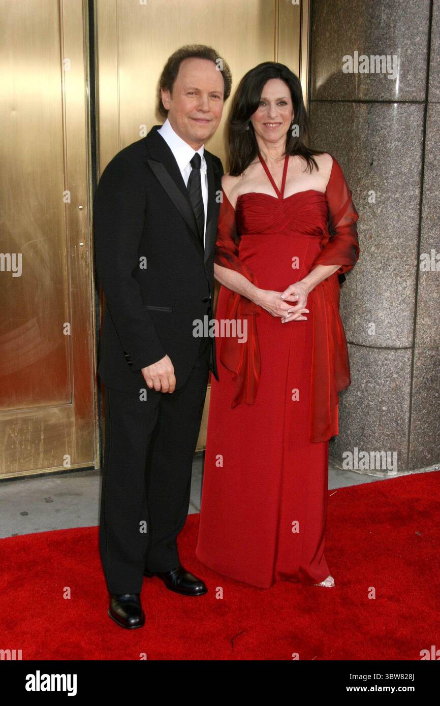5 juin 2005 - New York, New York, États-Unis - 05 juin 2005 - New York, New York - Billy Crystal et Janice Crystal, nominés pour le meilleur événement théâtral spécial ''700 Sunday''. 59e Tony Awards annuel tenu au Radio City Music Hall. Crédit photo : Charles Harris/AdMedia. (Crédit image : © Glenn Weiner/ZUMA Wire) Banque D'Images