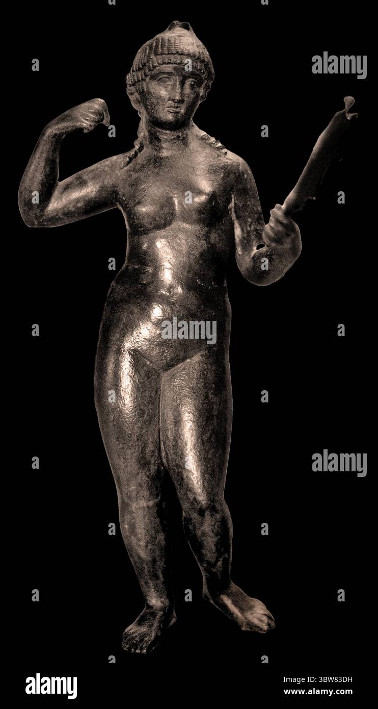 Statue du musée du Vatican Isis - Aphrodite bronze Rome hellénistique Italie romaine ( Aphrodite est une figure centrale de la mythologie grecque, vénérée comme la déesse de l'amour, de la beauté, du désir et de la fertilité, avec des origines diverses, y compris être née de l'écume marine ou comme la fille de Zeus. Elle est associée à des symboles comme la colombe, la rose et le miroir, et sa personnalité complexe lui permet d'inspirer à la fois l'amour romantique et la rivalité entre les dieux et les mortels. Ses relations, en particulier avec Héphaïstus, Arès et Adonis Banque D'Images